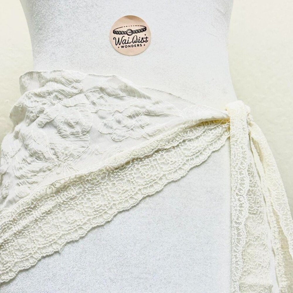 Y2K 2000s style Cream lace wrap belt with lace trim